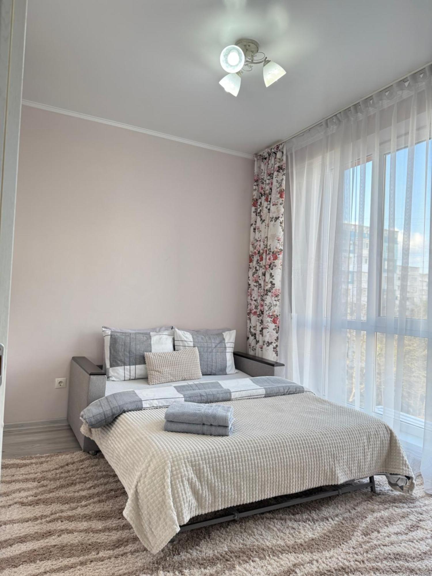 Cozy Two Bedroom Large Apartment 키시나우 외부 사진