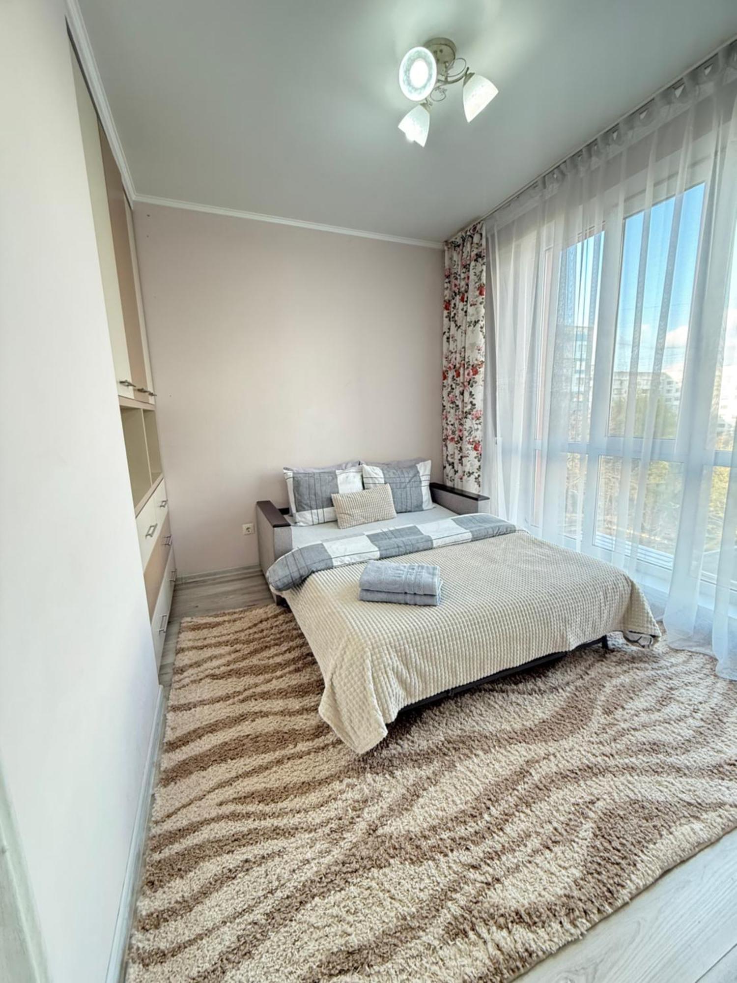 Cozy Two Bedroom Large Apartment 키시나우 외부 사진